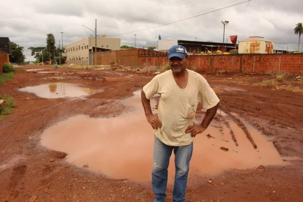 Morador mostra situação da rua.