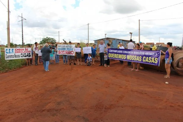 Moradores fazem manifestação em área próxima às casas do Conjunto Dioclécio Artuzi II (Foto: Ricardo Minella)