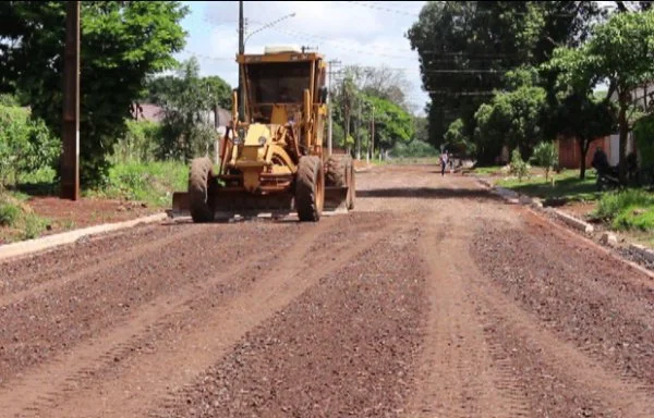 Máquina prepara a Rua S 33 para receber a massa asfáltica no Parque das Nações II Plano