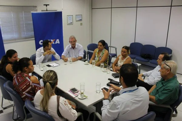 Deputado Geraldo Resende, representantes da Caixa e futuros moradores do Dioclécio Artuzi III, durante reunião em Campo Grande.