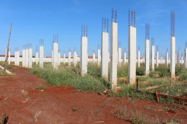 Obras de construção da escola estadual no Conjunto Dioclécio Artuzi.