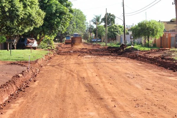 Estiagem permite o avanço das obras de terraplanagem na Rua Eikishi Sakaguti