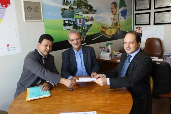 Deputado Geraldo Resende recebe prefeito Sidney Foroni e diretor do Hospital Municipal Humberto Ferreira, em Brasília