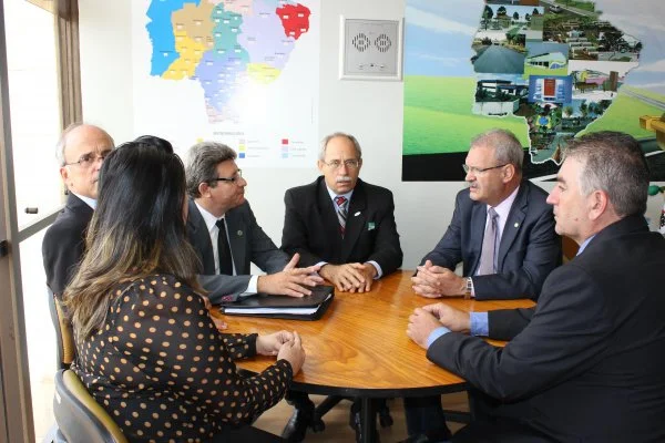 Geraldo Resende recebe representantes do Conselho Regional dos Despachantes de MS, no gabinete em Brasília
