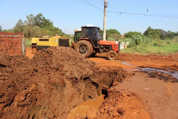 Obras de drenagem na Rua 11, no Jardim Canaã IV: preparativos para a pavimentação asfáltica