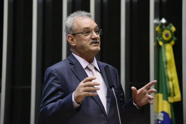 Geraldo Resende na tribuna da Câmara: “renúncia de Dilma é a melhor saída para o país”