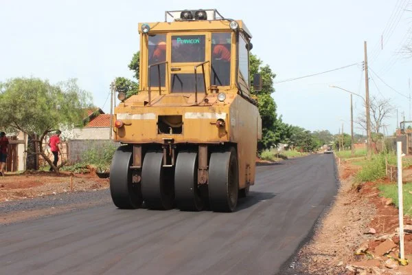 Obras de pavimentação asfáltica na Rua Takeo Takimoto, no Altos do Indaiá