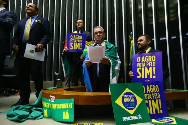 Geraldo Resende discursou sábado a favor do impeachment, envolto pela bandeira de Mato Grosso do Sul