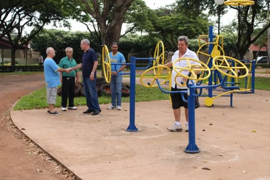 Acompanhado de moradores, Geraldo verificou de perto os problemas existentes no Ceper do 1º Plano