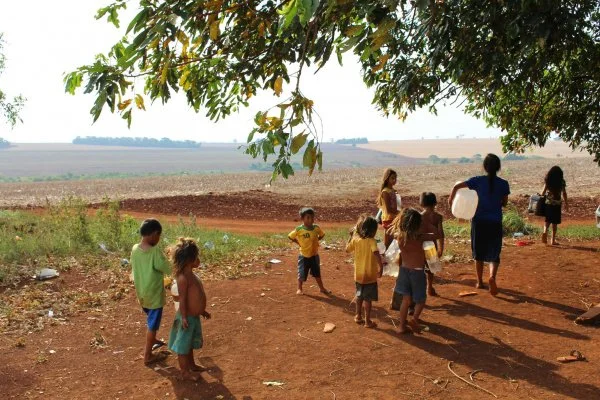 Falta de água obriga indígenas a percorrerem vários quilômetros com baldes, garrafas e galões