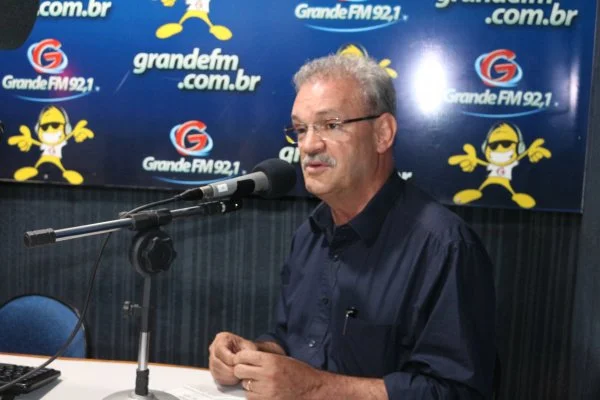 Deputado Geraldo Resende em entrevista à Rádio Grande FM, nesta sexta-feira.