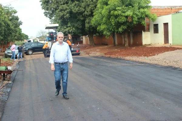 Deputado vistoria obras de pavimentação asfáltica.