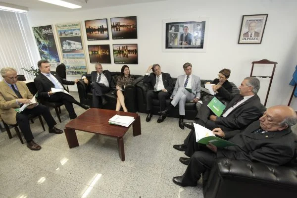 Geraldo e outros integrantes da bancada em Brasília, com o governador Reinaldo Azambuja