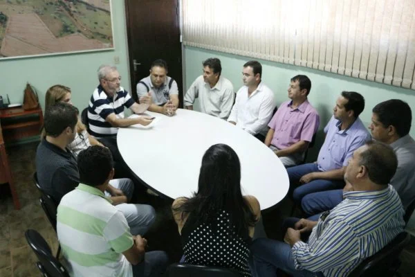Deputado Geraldo Resende em reunião com prefeito Alexandrino Garcia e vereadores no último sábado