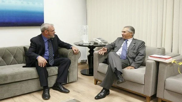 Deputado Geraldo Resende define com governador Reinaldo início da licitação para construção do Hospital Regional e Centros Especializados – Foto: Eliel Oliveira