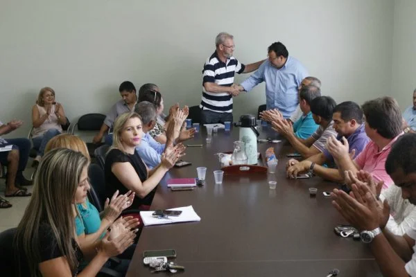 Deputado Geraldo Resende com o prefeito Dr. Bandeira, vereadores e secretários municipais em visita das obras da ala de pediatria do Hospital Regional