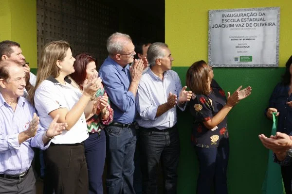 Deputado Geraldo, governador Reinaldo e autoridades durante inauguração da Escola de Indápolis.
