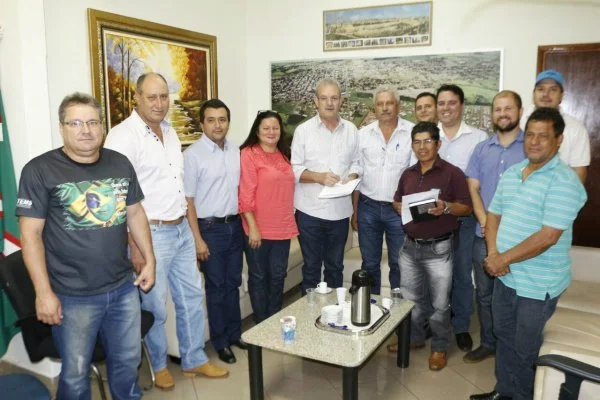 Geraldo Resende com lideranças políticas de Caarapó.