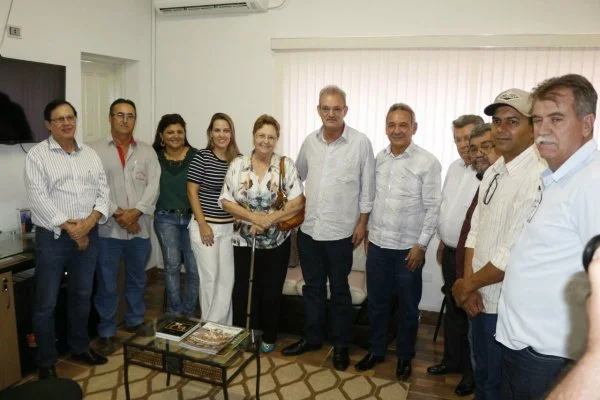 Geraldo Resende com lideranças de Naviraí: novos investimentos na saúde