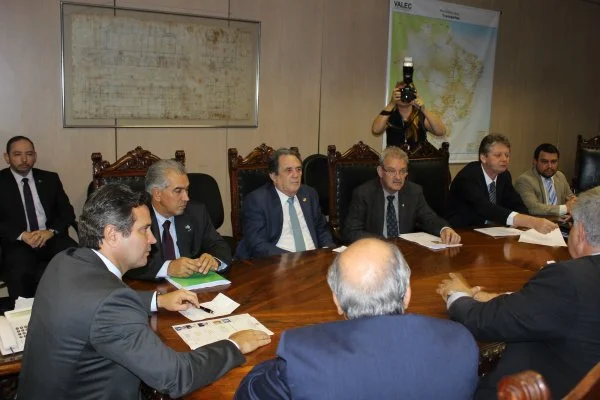 Reunião com o ministro dos Transportes contou com a presença do deputado Geraldo Resende, governador Reinaldo e outros parlamentares.