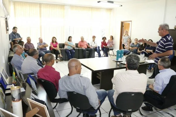 Geraldo Resende com prefeito, vereadores e secretários de Ivinhema.