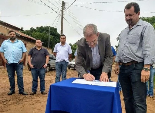 Geraldo Resende no ato de lançamento das obras de asfalto no Jardim Vista Alegre