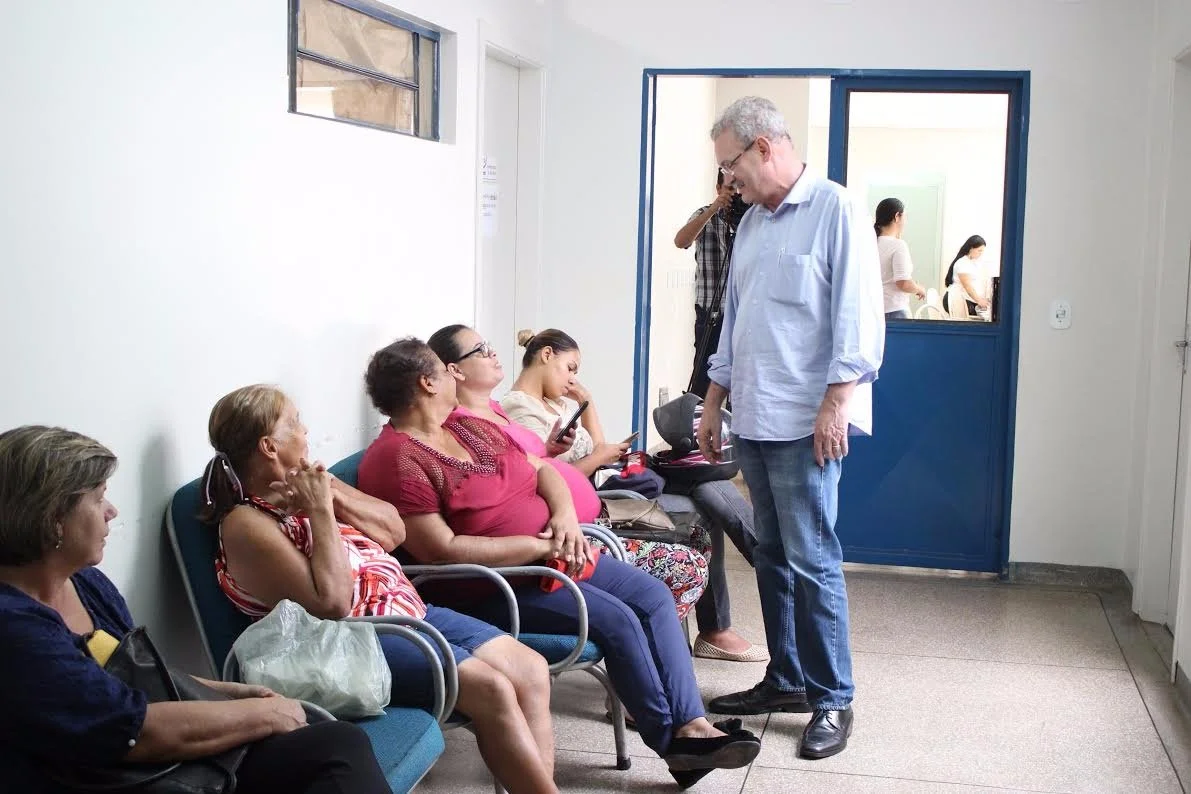 Deputado conversou com pacientes na Clínica da Mulher