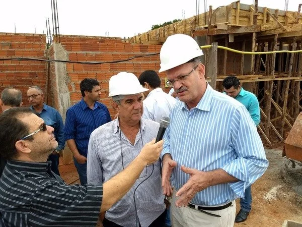 Deputado Geraldo e prefeito Maurílio em visita as obras do Pronto Socorro