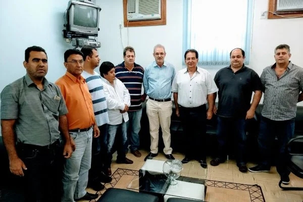 Deputado Geraldo Resende, com vereadores, secretários municipais e prefeito Marcos Pacco.