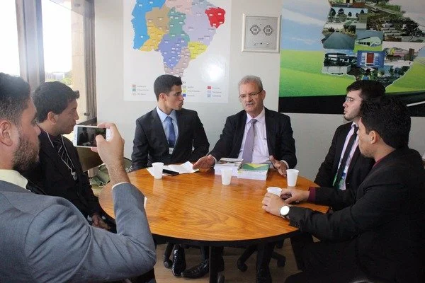 Jovens de vários Estados visitam gabinete de Geraldo em Brasília
