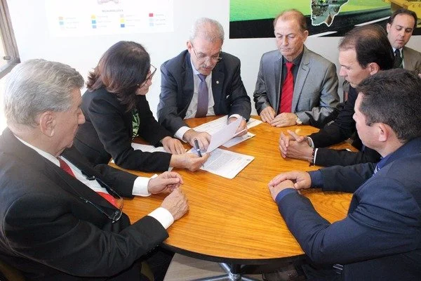 Geraldo recebe prefeita Délia Razuk em Brasília