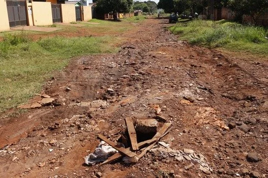 Situação precária da Rua Natal, mesmo com recursos viabilizados para asfalto, preocupam o deputado Geraldo Resende e moradores. Foto: Eliel Oliveira