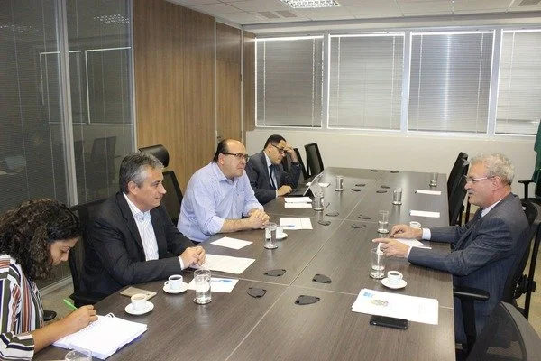 deputado Geraldo Resende (PSDB), que esteve reunido com o secretário Nacional de Aviação Civil, Dario Rais Lopes e sua equipe técnica, na tarde desta quinta-feira (17) em Brasília.