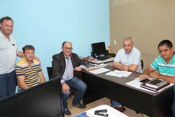 Dirigentes do Hospital e Maternidade de Rio Brilhante em reunião com a assessoria do deputado Geraldo Resende.
