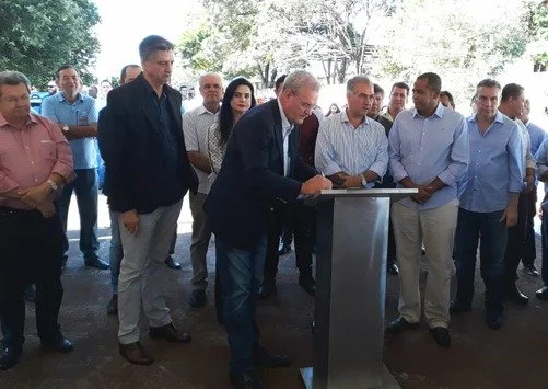 Geraldo Resende assinando com o governador Reinaldo, ordens de serviço para investimentos em infra estrutura e saúde em Eldorado.