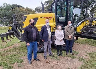 Geraldo entrega máquinas para municípios adquiridas com recursos federais e estaduais