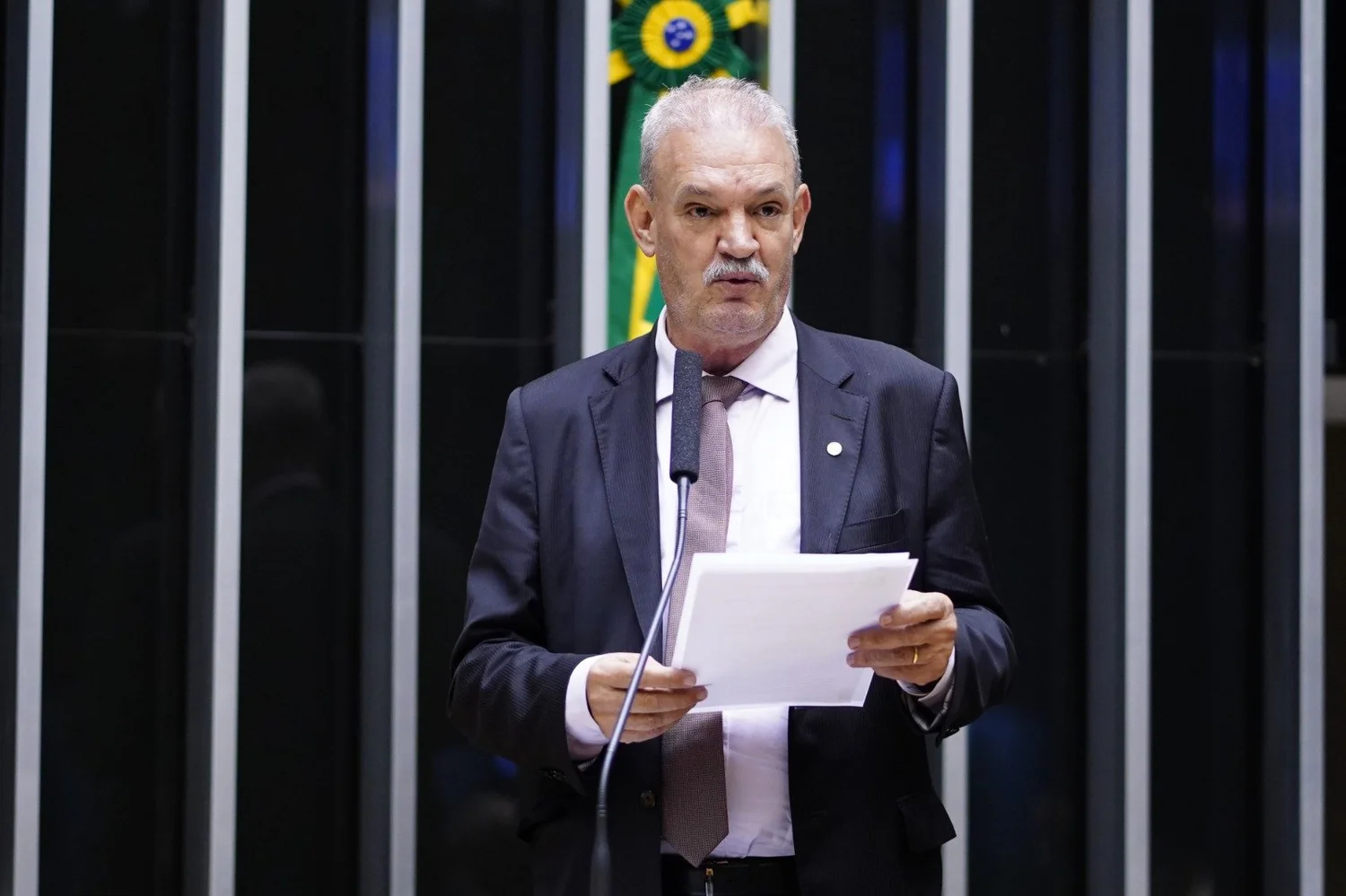 Deputado defende instituição de um fundo permanente que garanta aos profissionais a remuneração com o piso estabelecido pela Lei