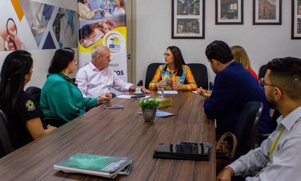 Farmacêuticos se reúnem com Geraldo Resende para ampliação do Farmácia Clínica no SUS