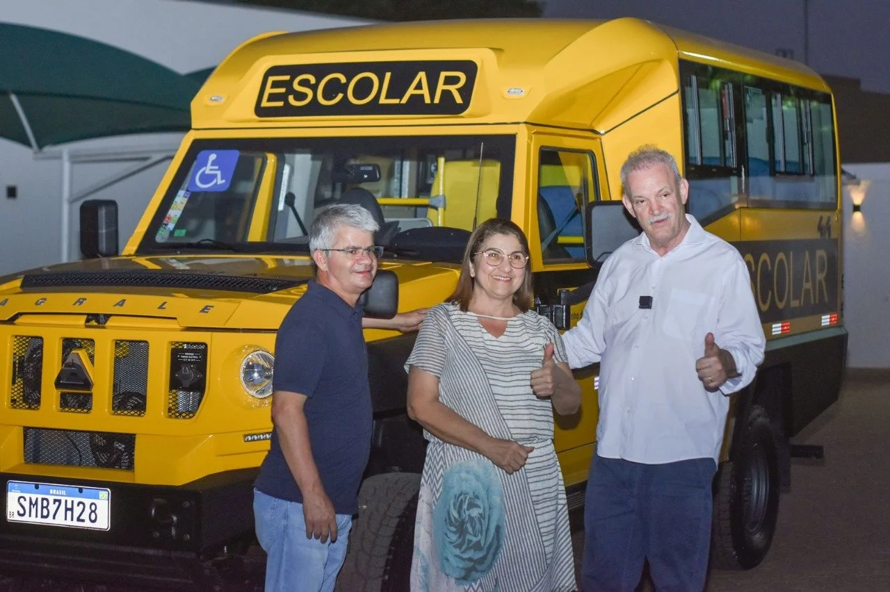 Deputado Federal Geraldo Resende entrega as chaves de um novo ônibus escolar para transportar estudantes da zona rural de Sonora