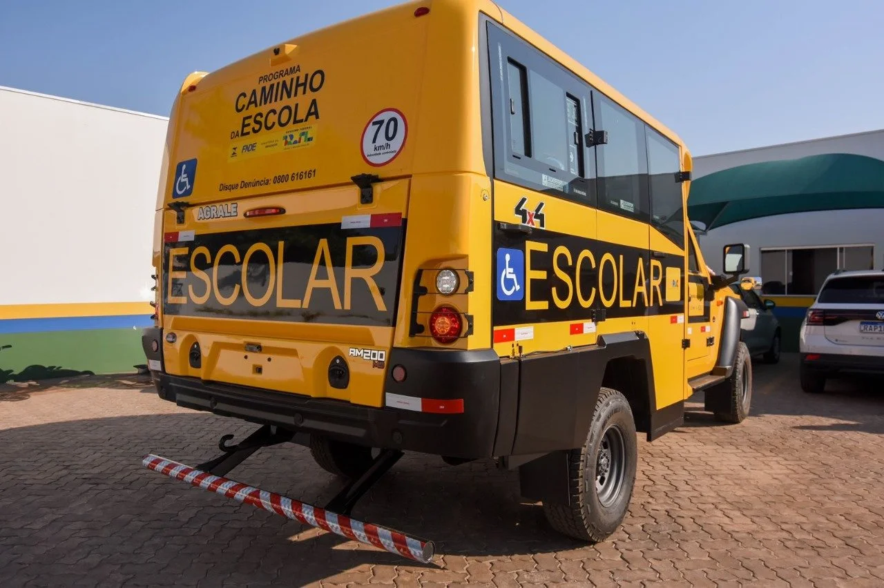 Deputado Federal Geraldo Resende entrega as chaves de um novo ônibus escolar para transportar estudantes da zona rural de Sonora