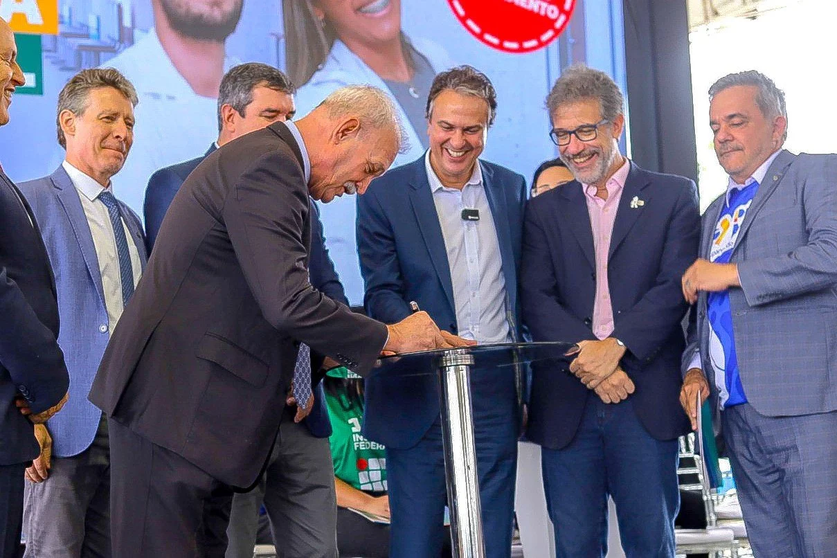 Ministro da Educação Camilo Santana e Geraldo Resende assinam a Ordem de Serviço para o início da 2ª etapa do Hospital da Mulher e da Criança de Dourados