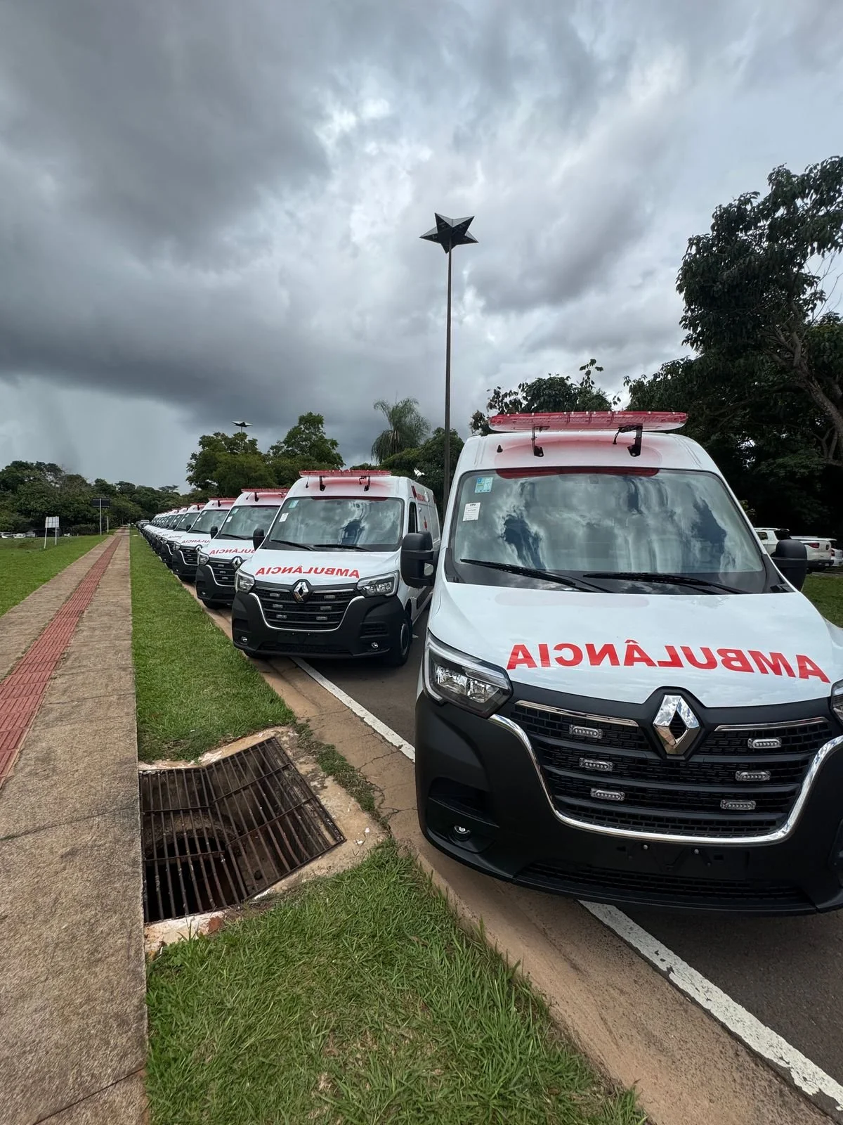 Geraldo Resende comemora entrega de ambulâncias para 11 municípios de MS