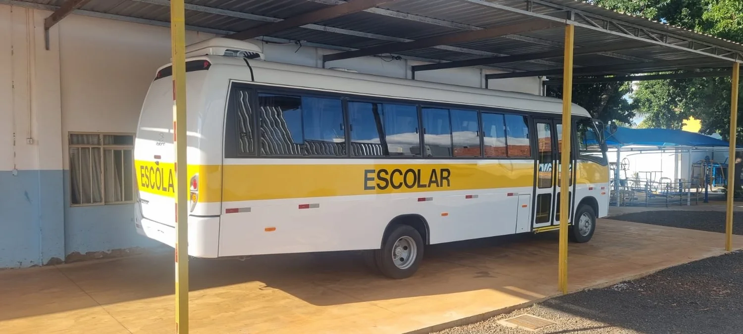 Geraldo Resende entrega micro-ônibus para transporte de usuários da APAE de Dourados