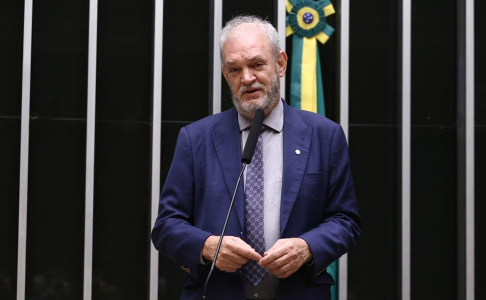 Geraldo Resende entrega ônibus de R$ 1,2 milhão para APAE e cumpre agenda em quatro municípios na quinta-feira