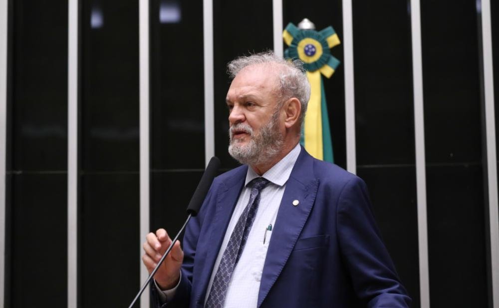 Geraldo Resende entrega ônibus de R$ 1,2 milhão para APAE e cumpre agenda em quatro municípios na quinta-feira