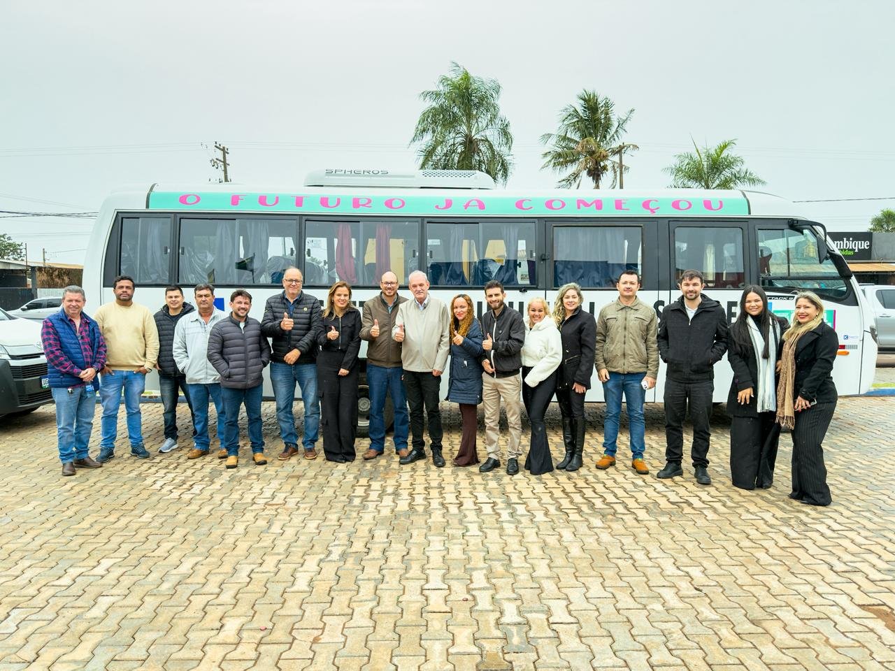 Geraldo Resende entrega micro-ônibus para transporte de pacientes da saúde em Coronel Sapucaia