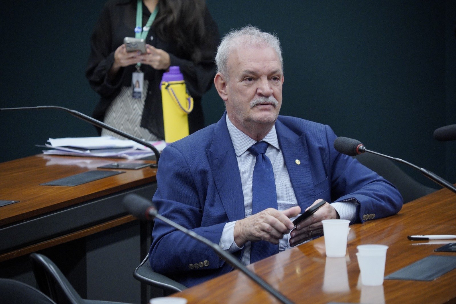 Comissão aprova fim da escala 6x1 e redução gradual da jornada de trabalho para 40 horas semanais