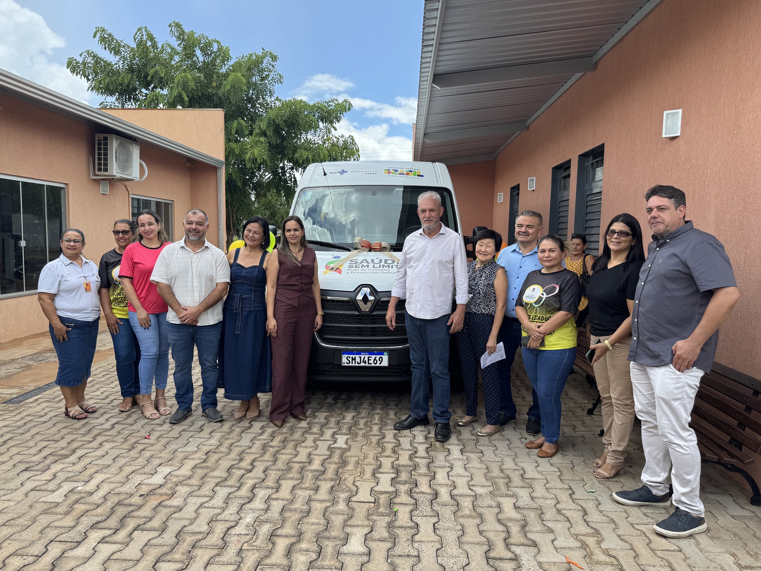 Presidente da Pestalozzi de Aquidauana agradece ao deputado Geraldo Resende pela emenda para compra de um novo ônibus para a associação