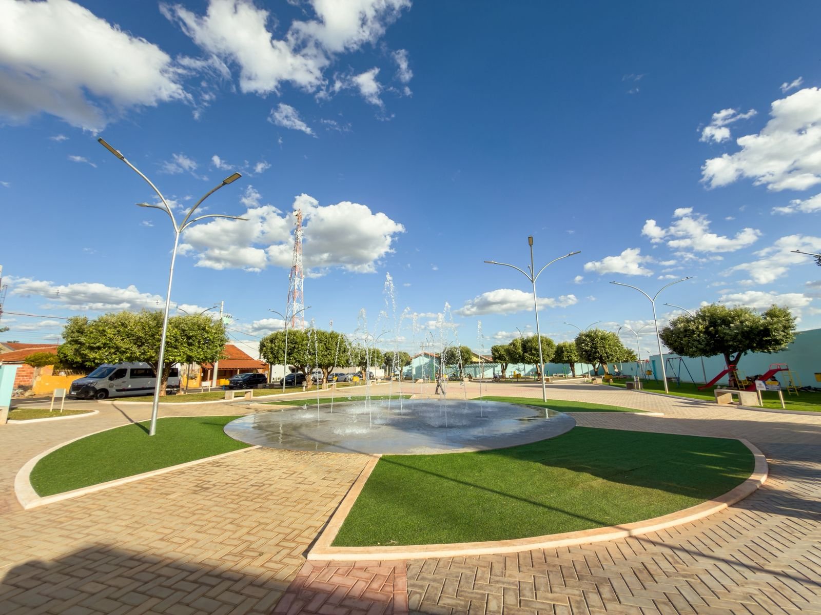 Entrega de praça revitalizada e novo ônibus escolar ampliam investimentos em lazer e educação em Inocência com apoio de Geraldo Resende