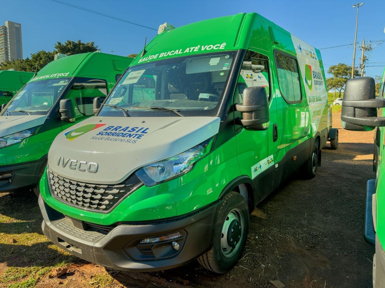 Ao lado do Ministério da Saúde, Geraldo Resende participa da entrega de 29 micro-ônibus e 4 UOMs